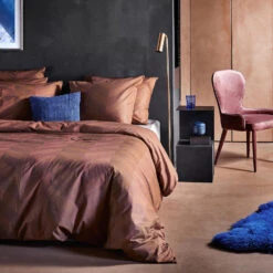 Damai Dekbedovertrek Atomy - Bio Satijn - 260x200/220 Cm - Brick Red -Leen Bakker Winkel 1000030592 0102