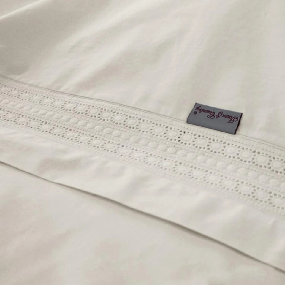 Town & Country Dekbedovertrek Camilla Offwhite-140 X 220 Cm 4 Town & Country Dekbedovertrek Camilla Offwhite-140 X 220 Cm - Afbeelding 2