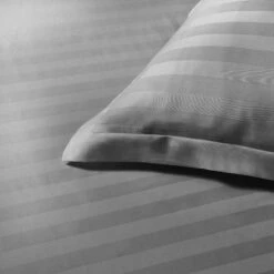 Papillon Dekbedovertrek Satijn Streep - 200x200/220 Cm - Grijs 7 Papillon Dekbedovertrek Satijn Streep - 200x200/220 Cm - Grijs -Leen Bakker Winkel 1677683755 0102