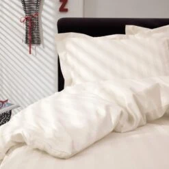 Dekbedovertrek Damai Linea Ivory Satijn-260x200/220 17 Dekbedovertrek Damai Linea Ivory Satijn-260x200/220 -Leen Bakker Winkel 4de4acb49e0844ed916066a65a475a65 1