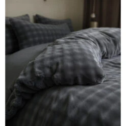 Dekbedovertrek 140x220 – Pompom Design & Warm Flanel Fleece - Antraciet -Leen Bakker Winkel fbc446b2b80d4ac09fef13a871e2589e 1